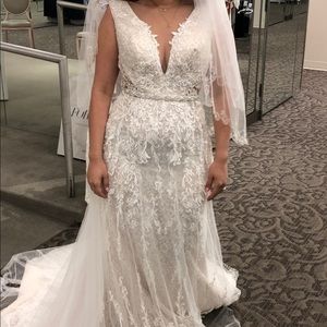 *Brand new wedding dress*